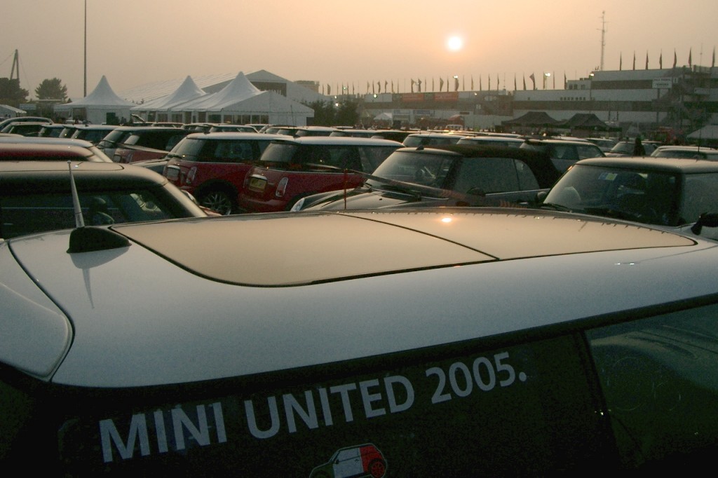 Das Fahrerlager in Misano wurde überschwemmt von MINIs aus aller Welt